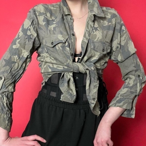 Camo button up ππ©Άβββββββββββββββ - Picture 1 of 4